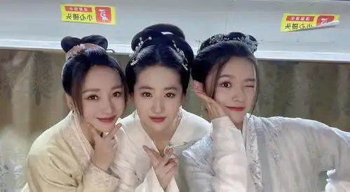 柳岩晒与刘亦菲林允的杀青合影,三人搂肩超养眼,看不出15岁年龄差