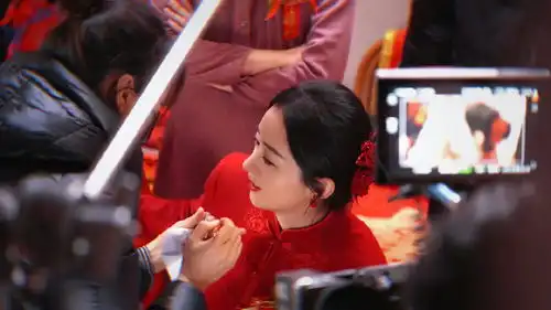 赵丽颖新剧婚服造型公开红唇红衣满面幸福
