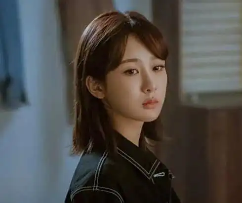 杨紫晒给沉香如屑配音照,忘记取掉帽子纸壳,眼眶含泪
