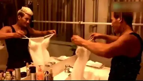 小兵张嘎的老婆原来是动车姐,难怪甘心在家帮妻子洗衣擦鞋