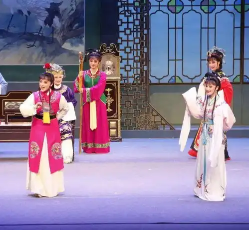 岁末巡演一颗颗越剧皇冠上的明珠点亮剧场,温暖观众