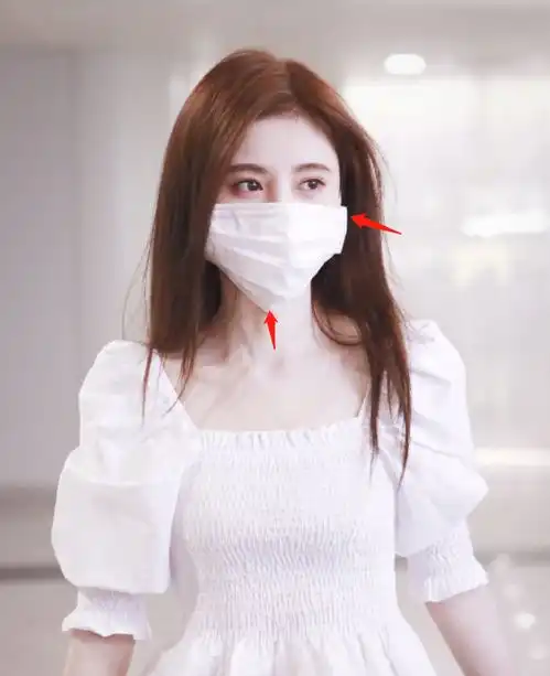 鞠婧祎机场照风格清新,脸部成亮点,口罩恐怕要买儿童款才合适