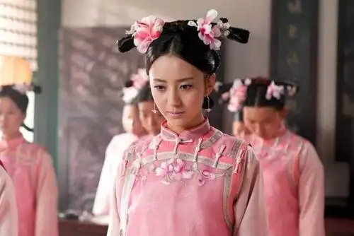 康熙大婚前一夜,激动的睡不着觉,便把12岁的侍女叫住了

