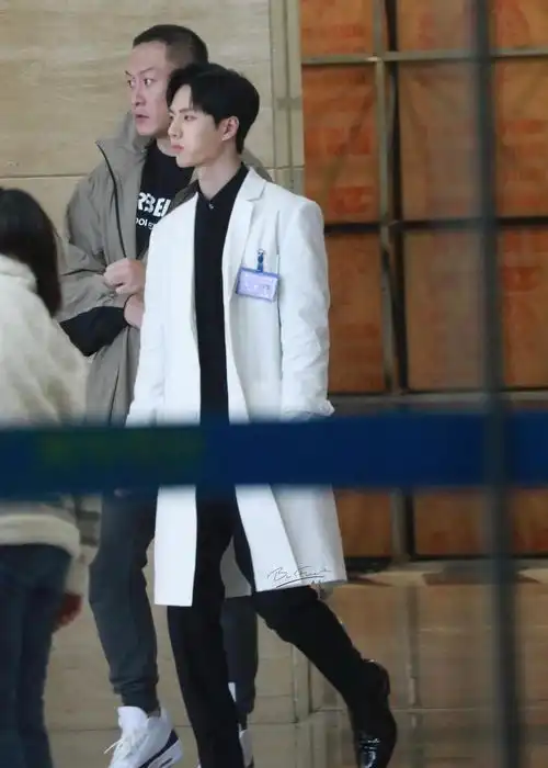 组图王一博穿白大褂路透照曝光医生造型惊艳
