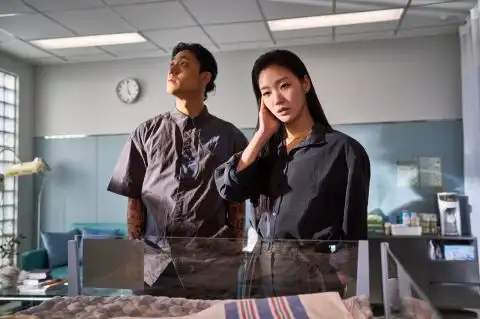 李到晛金高银新片破墓上映4日观影人次突破200万,速度超越去年票房冠军首尔之春