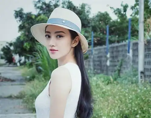 李小璐为网店拍摄写真,红色发带黄毛衣,完全没有让人想买的欲望
