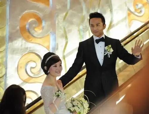 中国评论新闻邓超陈嘉上饭聚孙俪禁烟疑怀二胎