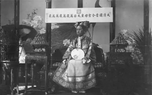 日本公墓发现中国军人墓,120年来无人祭拜,墓碑上2个字刺痛人心
