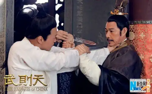 武则天曝张丰毅剧照挥剑怒砍杀气十足