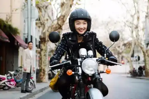 都是你想要的女人和摩托
