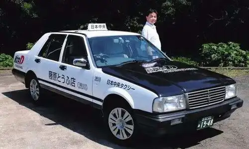 日本推出头文字d出租车刺激旅游,可惜司机不会排水渠过弯