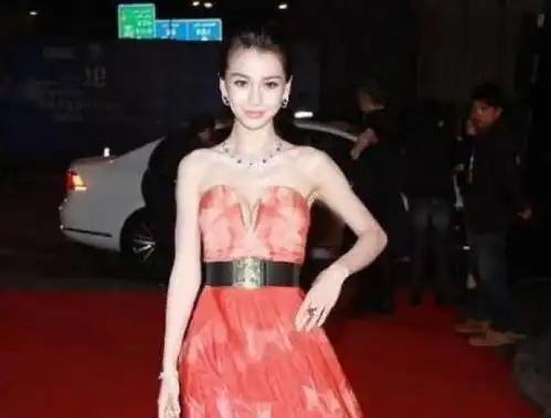 杨颖身材遭质疑,胸有可能是假的孩子吃不到放心奶,黄晓明慌了