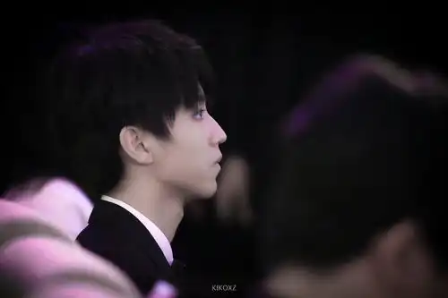 有没有一些王俊凯的高清图片适合做电脑桌面或是一些蓝海图
