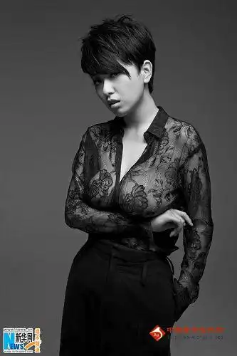 民女赵铭用春装点亮上围自信选衣不遮掩