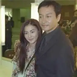 她和张国荣一吻定情,两人坐豪车一起出游,今37岁还未结婚
