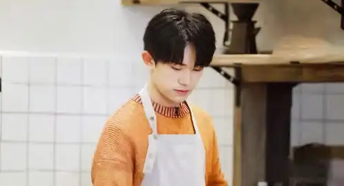 朋友请听好易烊千玺时尚休闲阳光俊朗剧照
