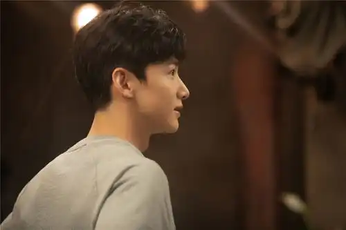 密室大逃脱最新剧照白敬亭休闲装少年感十足
