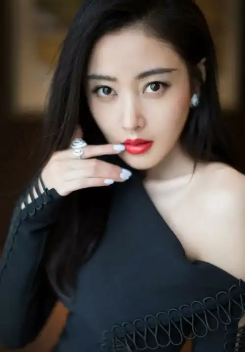 女星大红唇造型,唐嫣迪丽热巴赵丽颖,景甜,你pick谁
