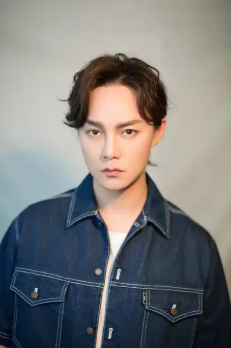 尹正加盟韩寒新作飞驰人生海报造型独特眼神冷冽