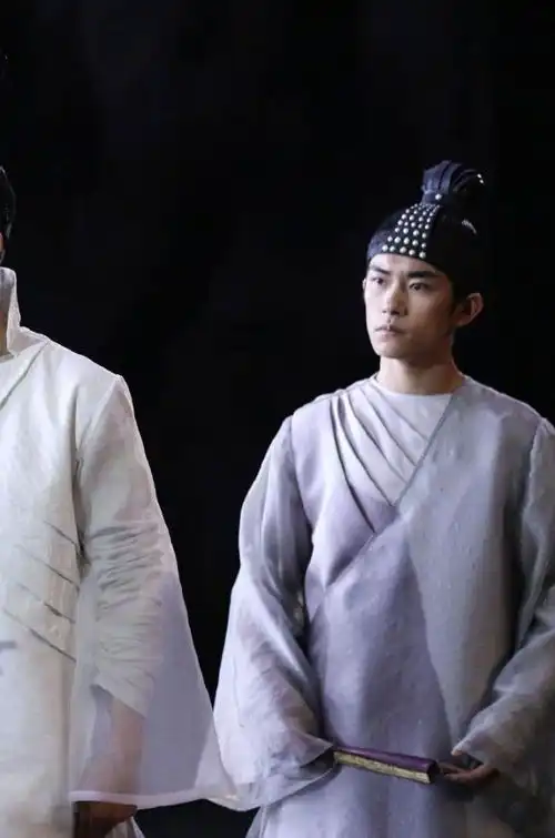 千玺刘昊然胡先煦剧照曝出,3位中戏学生同框,谁更帅
