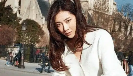 她因名字太难念而不红,被网友称为拼音女主,出道8年仍没火