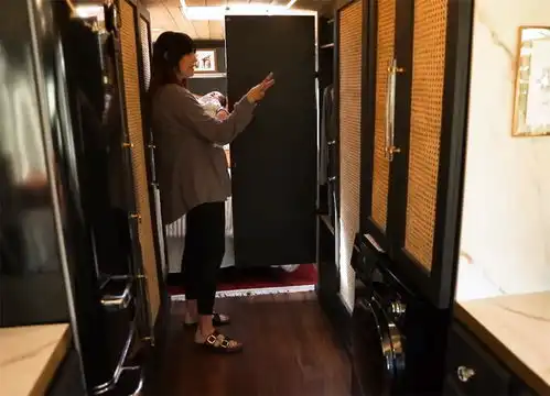 被这一家三口的蜗居惊到了将2008年旧校车,装修成23㎡小家