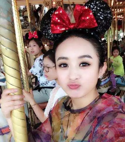 赵丽颖最美装扮,不是宴会装,不是剧照装,最美是迪士尼少女装