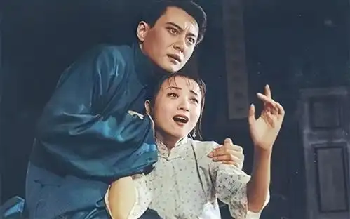雷雨丫鬟刚生儿子,少爷转身就迎娶白富美,有钱人有多无情
