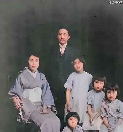 老照片末代皇帝溥仪的乳母王焦氏,屠呦呦11岁时与母亲的合照
