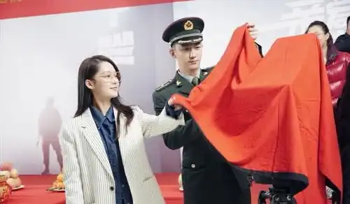 中版太阳的后裔最甜瞬间曝光李沁穿迷彩服,演活小说角色
