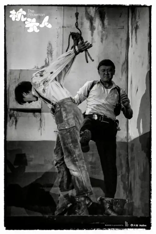 周一围版枕头人北京首演回顾绝望中是否会有救赎精彩剧照全新衍生品预售来袭
