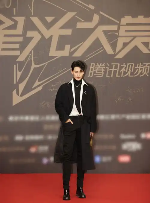 徐正溪出席腾讯星光大赏造型绅士优雅,诠释黑白经典