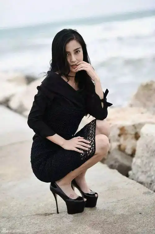 细跟鞋如何搭配才能显腿长这几套穿搭,勾勒臀型超有气质

