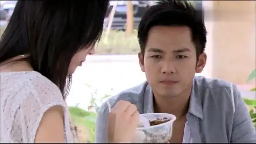 最美的时光苏蔓经受双重打击,陆励成直接牵过手安慰
