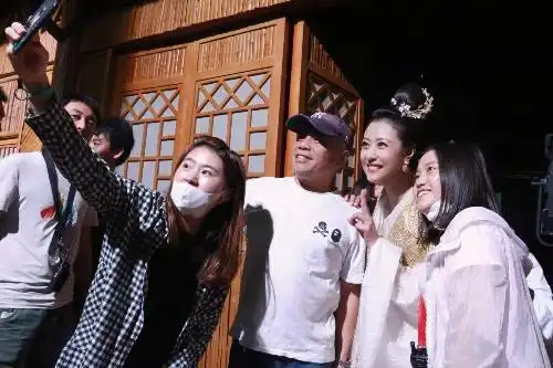 香蜜幕后照,长芳主笑起来真好看,罗云熙吐槽杨紫在现场自嗨上瘾
