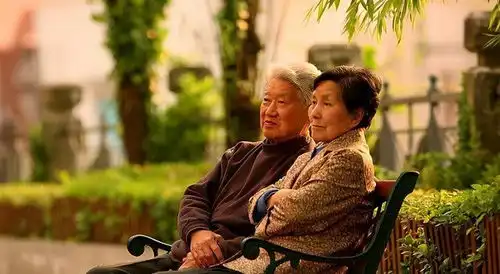 老人的养老问题是难事有些行业的发展前景好