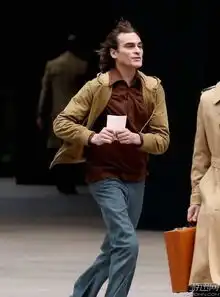 dc小丑全新片场照托马斯韦恩现身,小丑狼狈摔倒