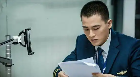 中国机长欧豪火了,真男人就该学他留一款寸头