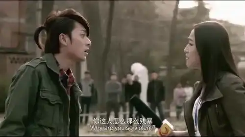 热血男人帮男子暴力,一言不合就砸摄影机,气坏美女
