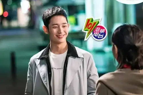 因合影站c位引争议,当红演员丁海寅首次正面回应...