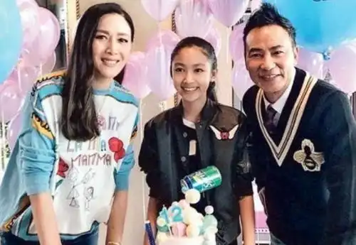 任达华17岁女儿晒照庆生,穿吊带秀火辣身材,爸爸因不能回家道歉
