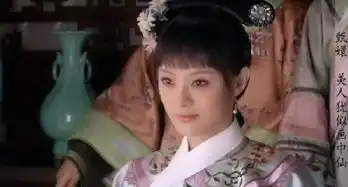 孙俪扮演新宠甄嬛,一共经历了7个刘海造型,杏花微雨时太美了