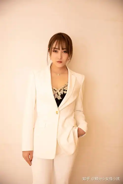 高姝瑶穿白色套装亮相时尚盛典又美又飒大秀天鹅颈