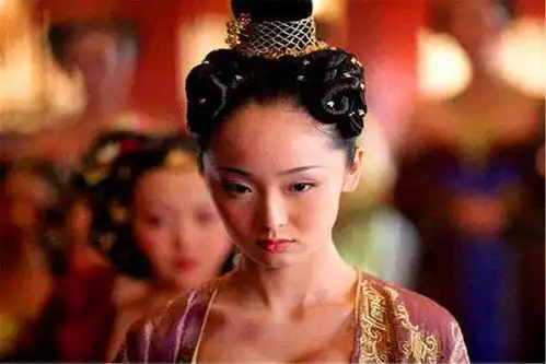 清朝宫女为报恩,临终前送夫妇破木枕,殊不知慈禧珍宝就藏于其中