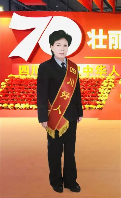 四川好人绵州燕姐慈善事迹感动四川电视台闻香识女人