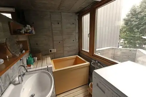 她被称为设计女王,却蜗居在12㎡房子里,一住就50多年
