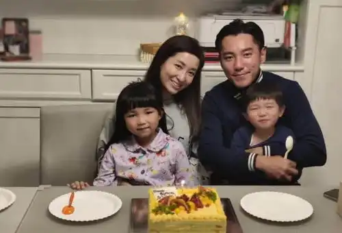 tvb小生张颖康生日为家人亲自下厨子女排队要亲吻爸爸很温馨
