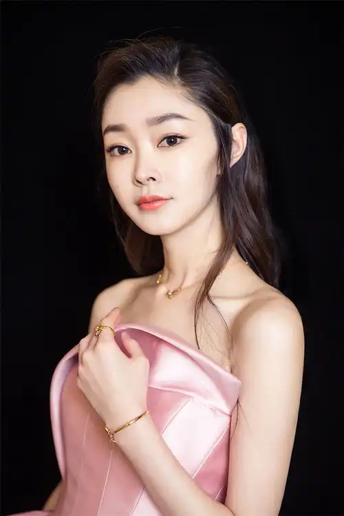 宋轶粉色仙女裙优雅亮相可爱俏皮少女气息满满

