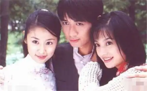 一个不起眼的动作,就暴露了赵薇和林心如的差距,你注意到了吗