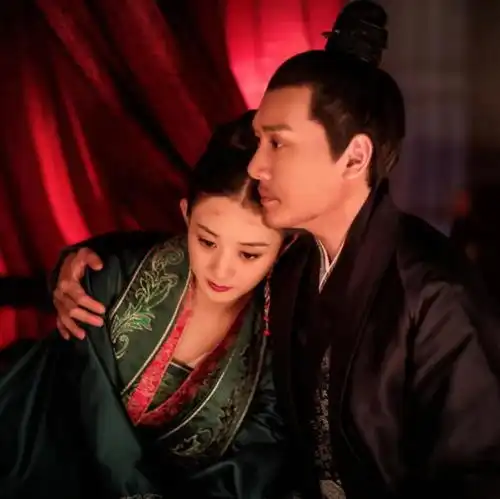 赵丽颖未受于正影响,一袭冰蓝色梦幻晚礼服美成仙子,腰线太迷人
